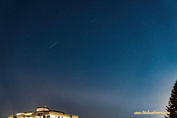 Mittig diese Mal wieder nur ein Flugzeug und ein Starlink Satellit, ganz aufmerksame können sogar noch 2 weitere Satelliten finden