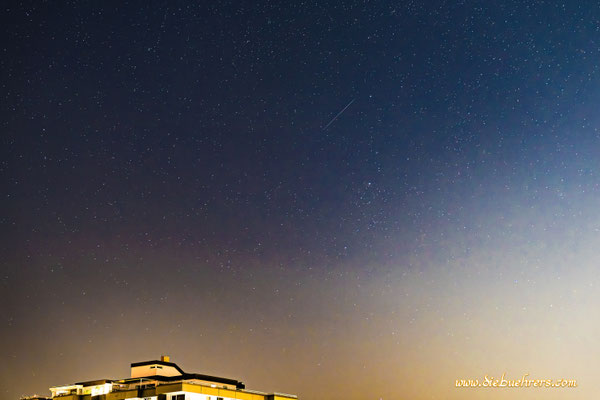 Oben mittig ein Starlink Satellit, unten extremes Fremdlicht