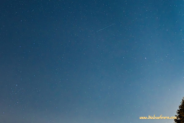 Mittig Oben auch hier wieder ein Starlink Satellit