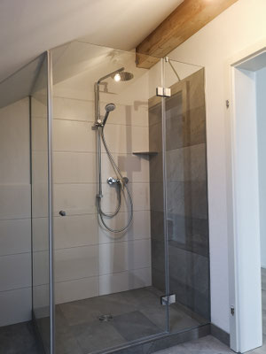 Glasdusche unter Dachschräge - © Glaserei Allgäuer