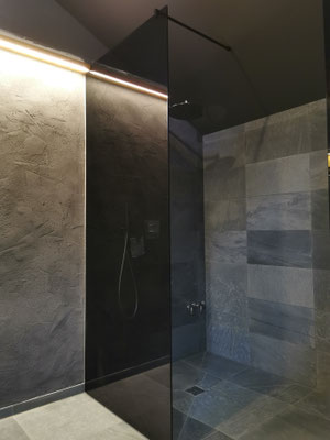 Walk-In Dusche - Parsol grau - schwarze Glasbeschläge © Glaserei Allgäuer
