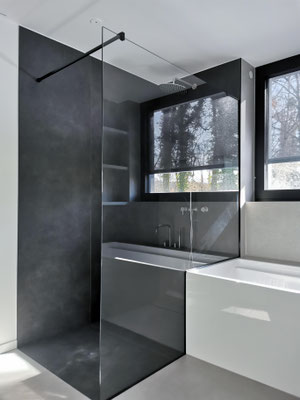 Walk-In Dusche - schwarze Glasbeschläge © Glaserei Allgäuer