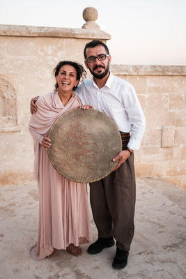 Musik verbindet die Kulturen, spontane Begegnung in Konuk Evi, Midyat die uns ins kurdische Fernsehen führen soll