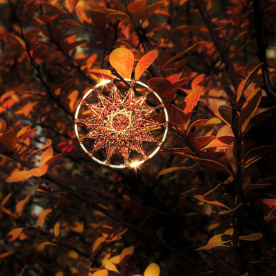 Zwirnknopf-Anhänger | Ø 40 mm | Material: Metallisiertes Gold- und Kupfergarn, galvanisiertes Metall