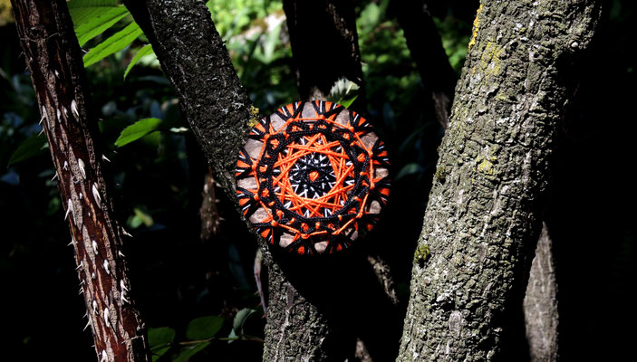 Zwirnknopf-Anhänger oder Brosche | Ø 50 mm | Material: Baumwolle, Kokosnussschale