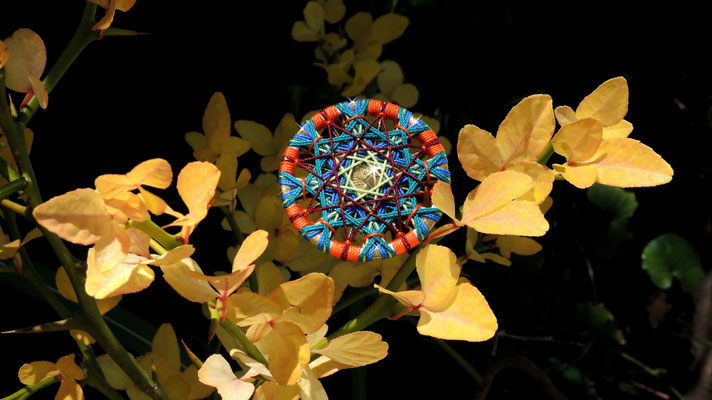 Zwirnknopf-Anhänger | Ø 44 mm | Material: Baumwolle, Metallisiertes Goldgarn, Aluminium