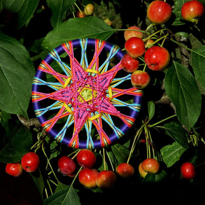 Zwirnknopf-Anhänger mit gewebten Elementen | Ø 77 mm | Material: Baumwolle, Kunststoff