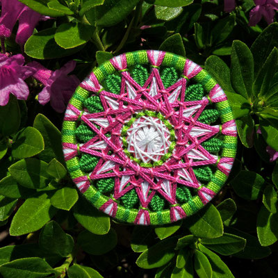 Zwirnknopf-Anhänger mit gewebten Blättern | Ø 52 mm | Material: Baumwolle, Aluminium