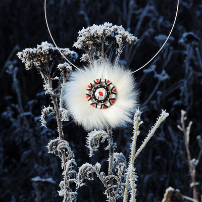 Zwirnknopf-Anhänger im wärmenden Pelz | Ø 36 mm | Material: Baumwolle, Aluminium