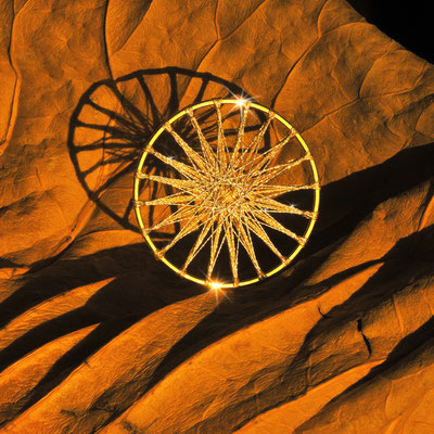 Zwirnknopf-Anhänger | Ø 50 mm | Material: Metallisiertes Gold- und Silbergarn, galvanisiertes Metall