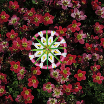 Zwirnknopf-Anhänger oder Brosche | Ø 44 mm | Material: Baumwolle, Aluminium