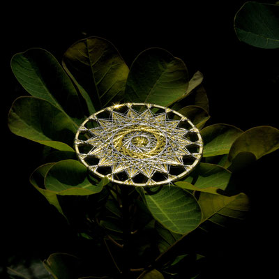 Zwirnknopf-Anhänger | Ø 50 mm | Material: Metallisiertes Gold- und Silbergarn, galvanisiertes Metall