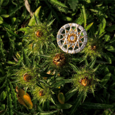 Zwirnknopf-Anhänger | Ø 29 mm | Material: Metallisiertes Gold- und Silbergarn, Aluminium