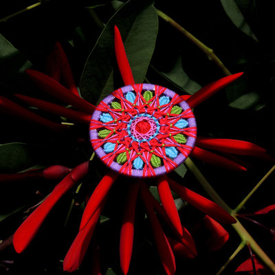 Zwirnknopf-Anhänger mit gewebten Blütenblättern | Ø 52 mm | Material: Baumwolle, Aluminium