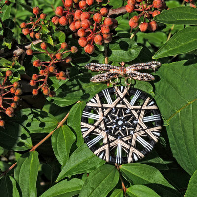 Zwirnknopf-Brosche| Ø 52 mm | Material: Baumwolle, Aluminium | Brosche mit Strasssteinen