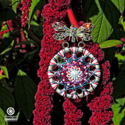 Zwirnknopf-Brosche mit Libelle | Material: | Ø 44 mm | Material: Baumwolle, Aluminium