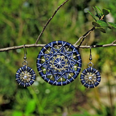 Zwirnknopf-Anhänger und Ohrringe | Ø 44 und 20 mm | Material: Baumwolle, Gold- und Silbergarn, Aluminium, Ohrhaken aus Edelstahl