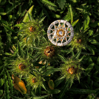 Zwirnknopf-Anhänger | Ø 29 mm | Material: metallisiertes Gold- und Silbergarn, Aluminium