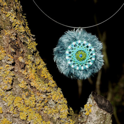 Zwirnknopf-Anhänger im wärmenden Pelz | Ø 36 mm | Material: Baumwolle, Aluminium