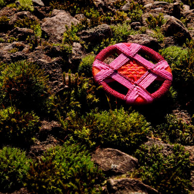 Zwirnknopf-Anhänger oder Brosche | Ø 44 mm | Material: Baumwolle, Aluminium