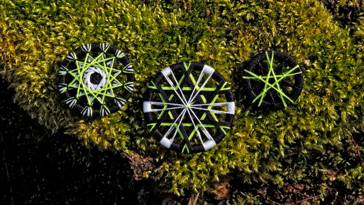 Zwirnknopf-Anhänger und Ohrringe | Ø 44, 36 und 29 mm | Material: Baumwolle, Goldgarn, Aluminium