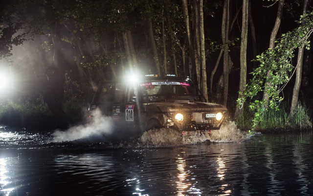 Wasserdurchquerung in der Nacht