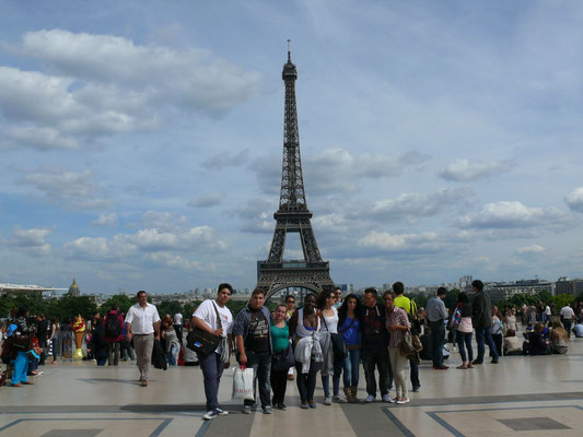 Nos jeunes professionnels italiens en visite à Paris, la Tour Eiffel / Participants visiting Paris