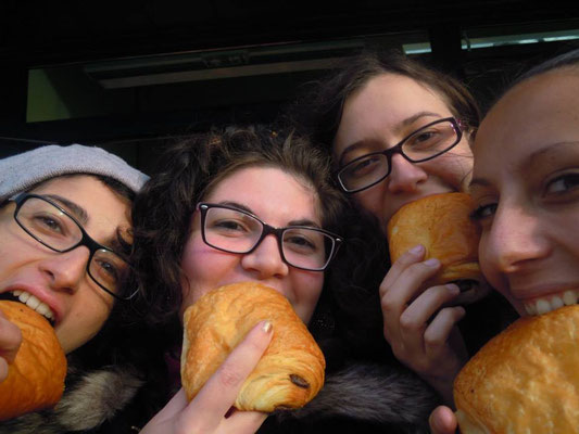 Degustation de pains au chocolat / Tasting of chocolate rolls