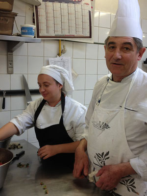 Iulia (roumaine) en stage pâtisserie avec son tuteur de stage / Pastry