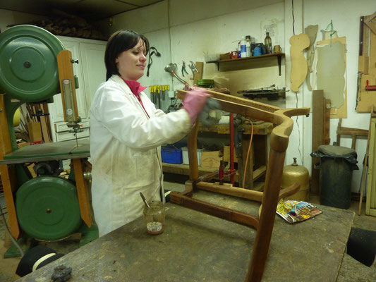 Elena (italienne), en stage en atelier de restauration de meubles / Elena restoring antique furnitures