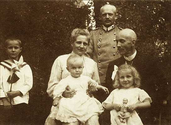 Gustav und Hildur mit Gottfried, Jürgen, Ingeborg sowie Major Hammerstein