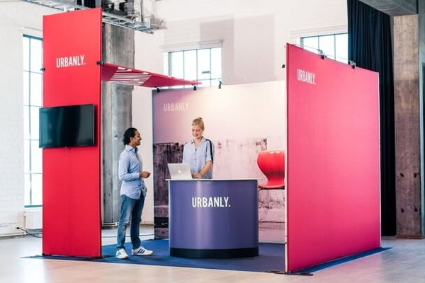 Mobiler und modularer Messestand mit Stoffgrafik