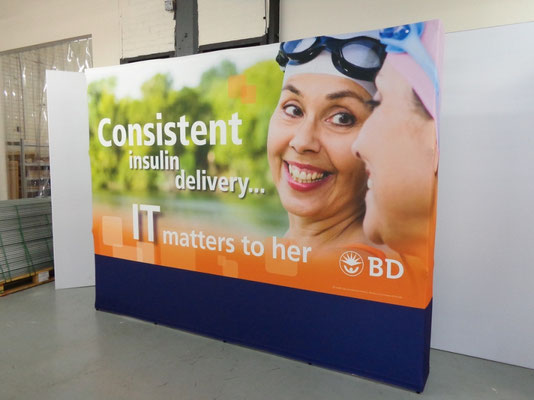 Popup Messewand mit Textildruck