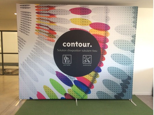Messewand aufgebaut mit Textilgrafik-Überzug