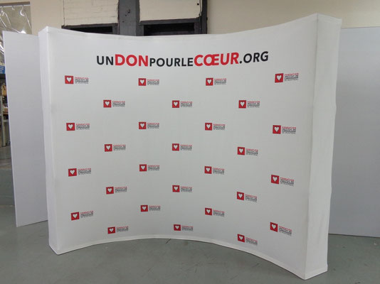VIRAGE gebogene Pop-Up Faltwand mit Textilgrafik