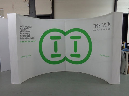 VIRAGE gebogene Pop-Up Faltwand mit Textilgrafik