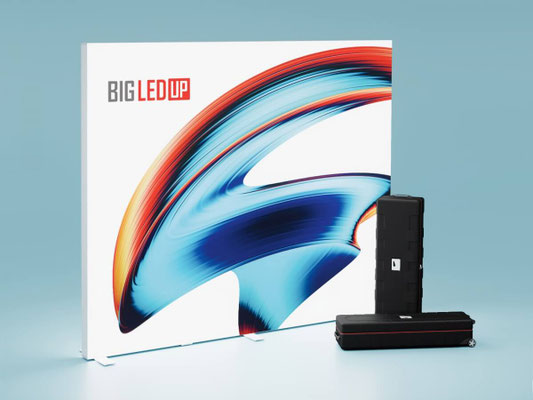 LED-Leucht-Messewand mit Rollkoffern