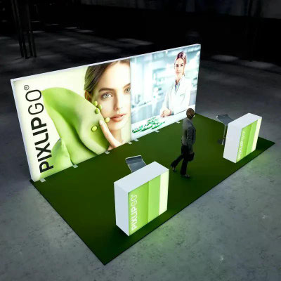 Beleuchteter Messestand mit großer Leuchtrand und zwei beleuchteten Messetheken
