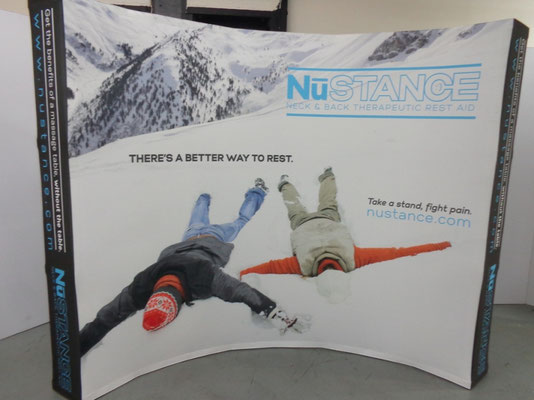 VIRAGE gebogene Pop-Up Faltwand mit Textilgrafik