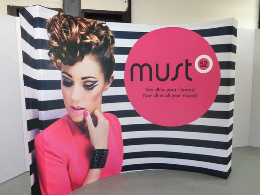 VIRAGE gebogene Pop-Up Faltwand mit Textilgrafik