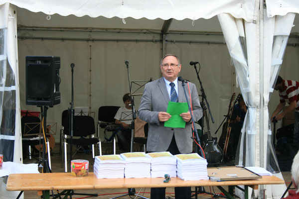 Bürgermeister Dieter Schröder bei den Dorf- & Kulturtagen 2014 in Bavendorf