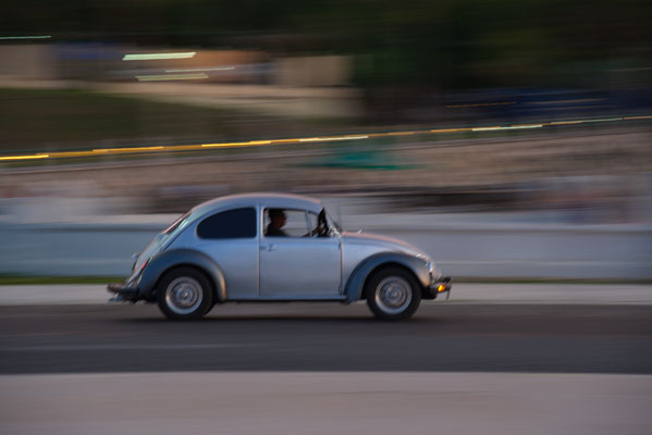 Volkswagen auf dem Malecon in Havanna, Kuba
