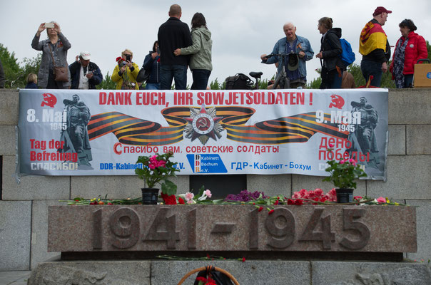 Im Treptower Park: Transparent westdeutscher DDR-Fans zum Jahrestag der Befreiung