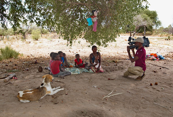 Ein Fernsehteam filmt Armut, Provinz Gaza, Mosambik