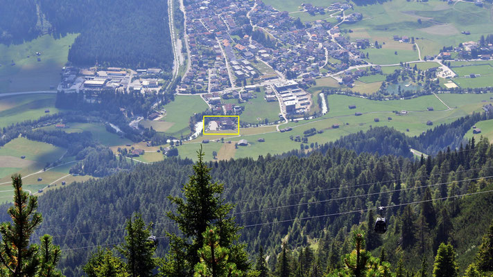 Blick auf Kampl hinunter mit dem Hotel Rastbichlhof (gelber Rahmen)