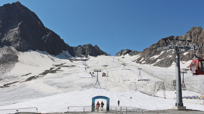 Blick von der Bergstation Eisgrat auf 2900 m Richtung Schaufeljoch mit der Aussichtsplattform "Top of Tyrol" auf 3210 m)