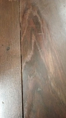 Öl lässt das alte Eichenholz wieder atmen und bringt seine tiefen Brauntöne hervor.
