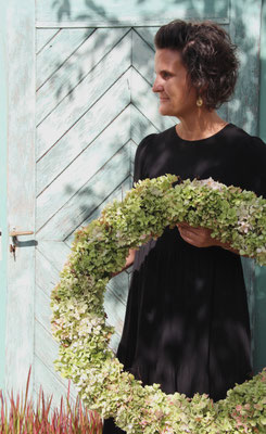 Ich mit einem grossen Hortensienkranz