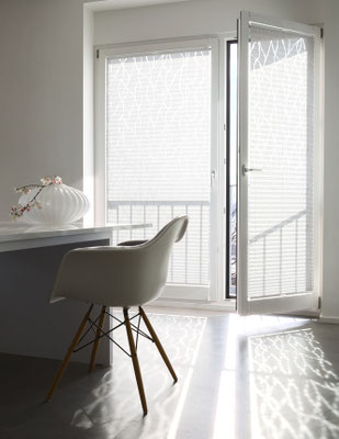 Plissee von oben und unten frei verschiebbar. Sie lassen also immer genauso viel Licht & Einblicke zu, wie du es wünschst.