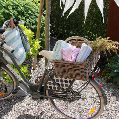 Velo im Garten mit Decken, Plaids & Badeponcho im Korb